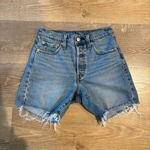 Levi’s 501 Mid Thigh denim shorts 25